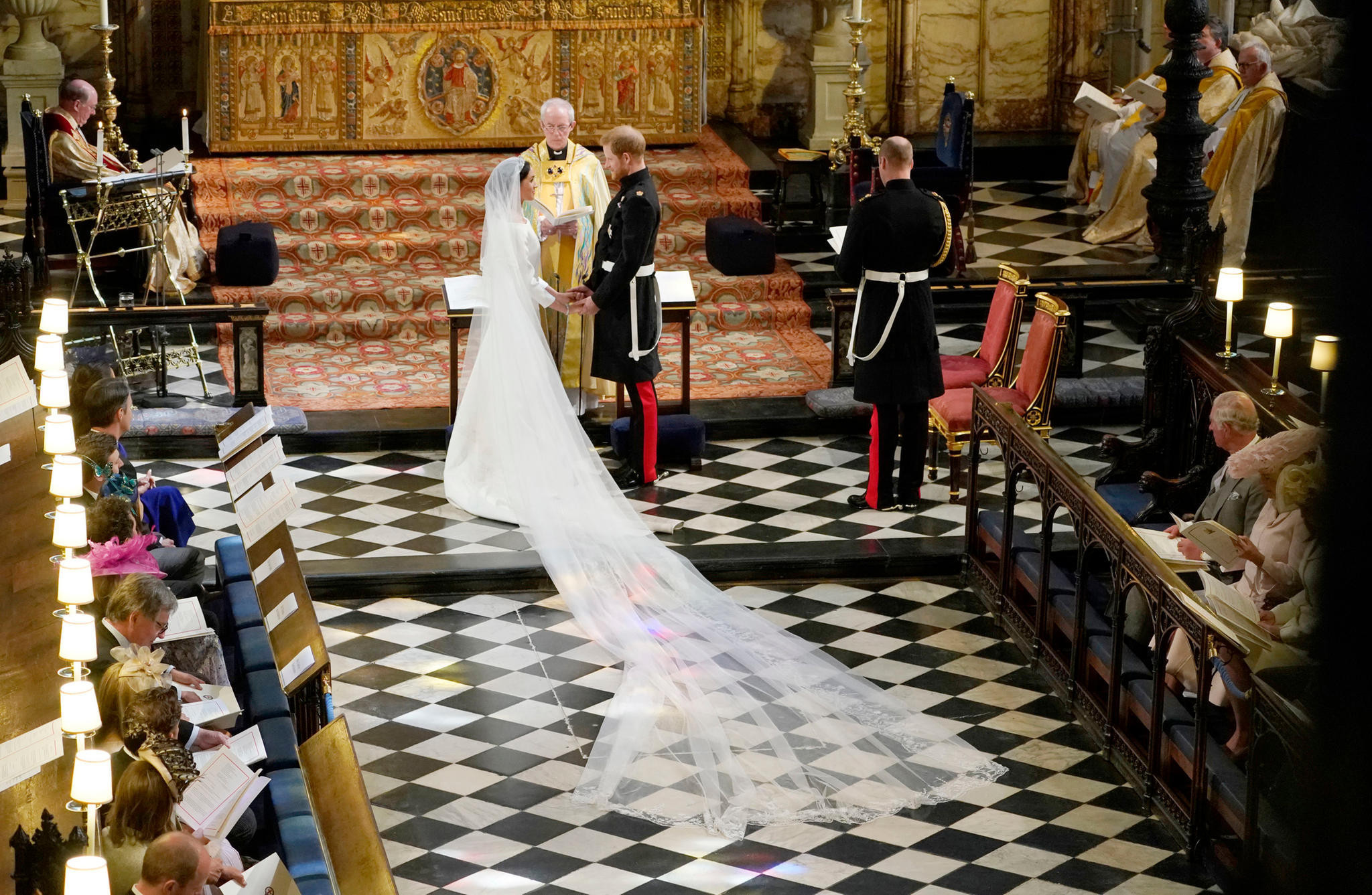 Harry Und Meghan Hochzeitskleid
 Meghan Markle Erster Blick auf sie als Braut