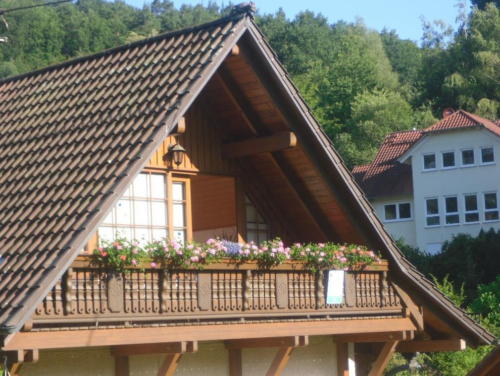 Haus Doris
 Haus Doris Blick zur Burg Weis Appartement Fewo Dusche