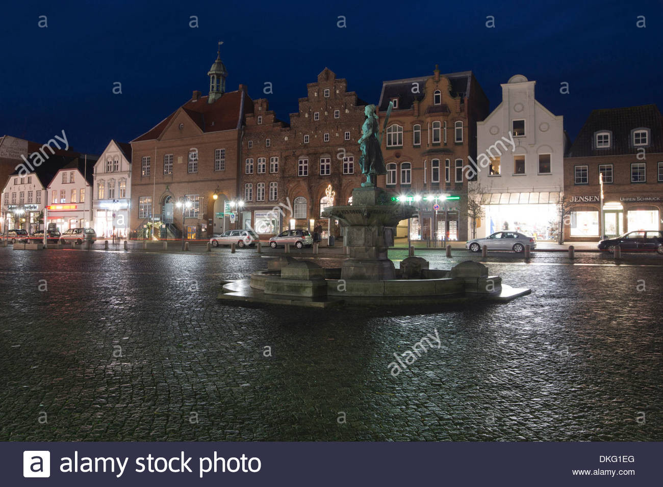 Haus In Husum Kaufen
 Tine Brunnen Brunnen mit historischen Rathaus in der Nacht