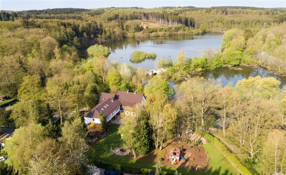 Haus Kaufen Möhnesee
 Einfamilienhaus in Möhnesee zu verkaufen Direkt am Wasser