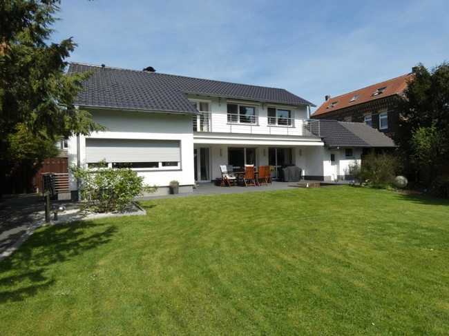Haus Kaufen Neukirchen Vluyn
 Einfamilienhaus in Neukirchen Vluyn 175 77 m²