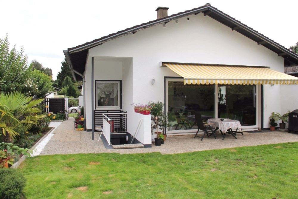 Haus Kaufen Widdersdorf
 Zweifamilienhaus in bester Lage Köln Widdersdorf Garage