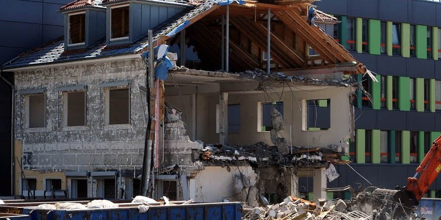 Haus Lebenswert Köln
 Gelände neben der Kölner Uniklinik Ende für das Haus