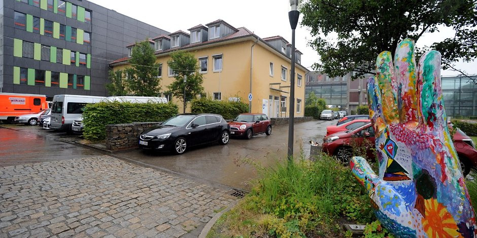 Haus Lebenswert Köln
 Uniklinik Köln Haus Lebenswert muss weichen