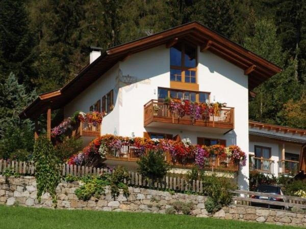 Haus Waldfrieden
 Ferienwohnungen Haus Waldfrieden Dorf Tirol Meran und