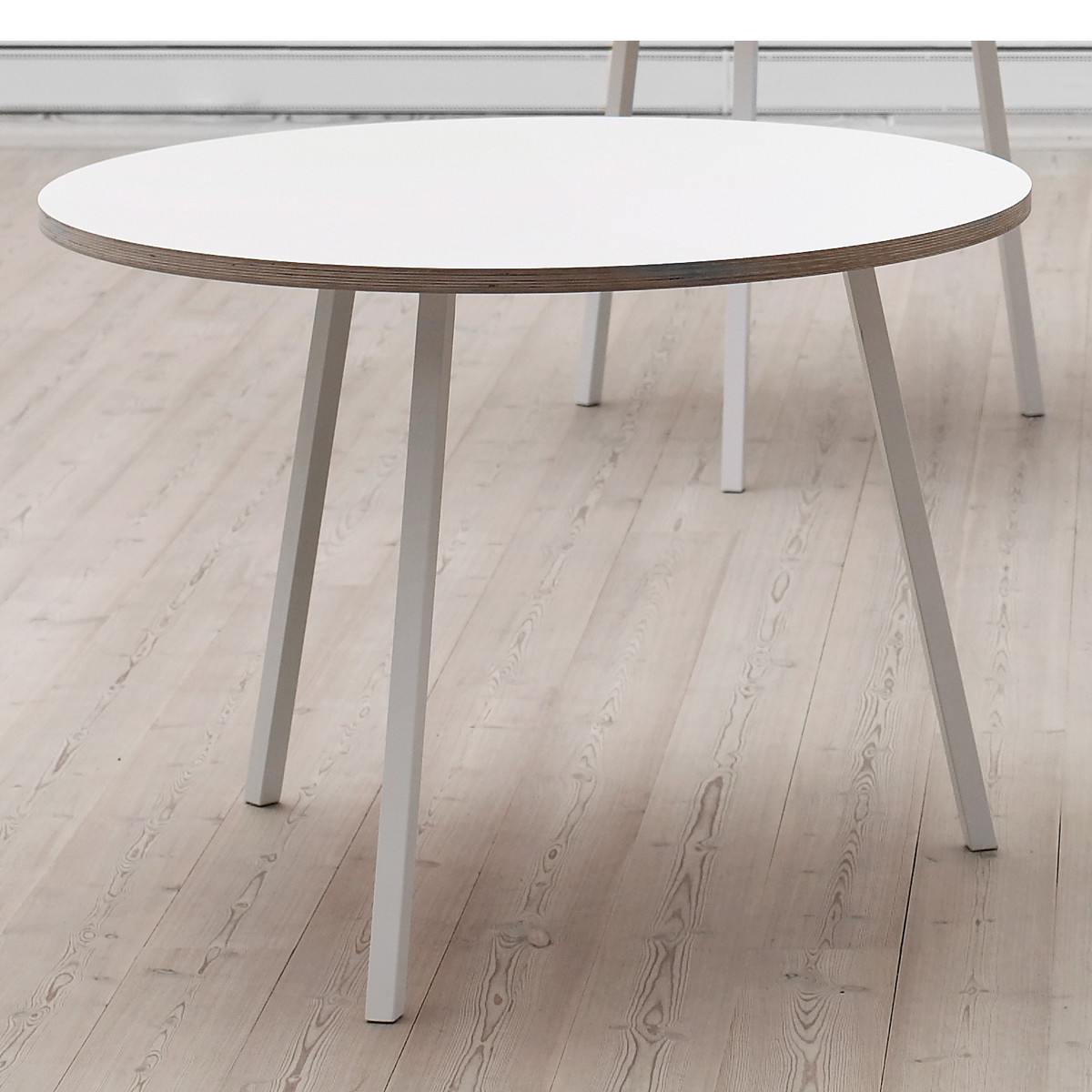 Hay Tisch
 The round Loop Stand table by Hay in the shop