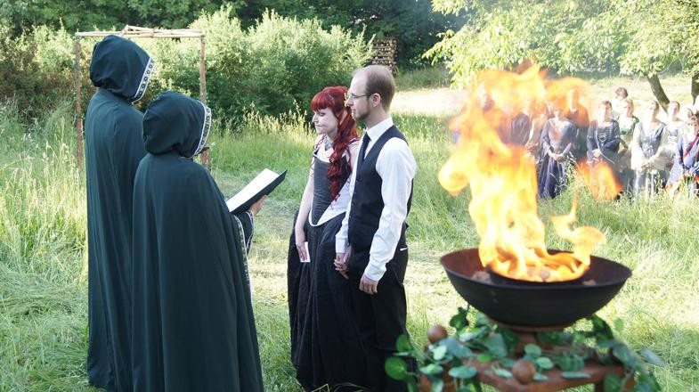 Heidnische Hochzeit
 Brautpaar vor den Priestern