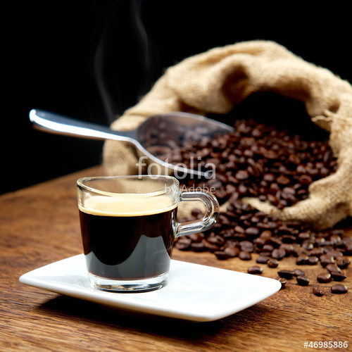 Heißer Tisch Marburg
 "Heißer Espresso auf Tisch mit Kaffeebohnen im Sack und