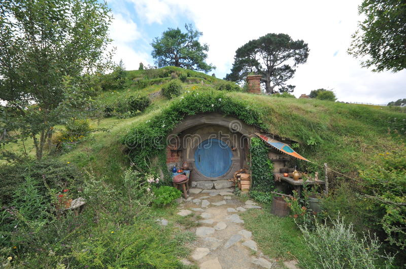 Hobbit Haus
 Hobbit Haus mit blauer Tür redaktionelles stockfotografie