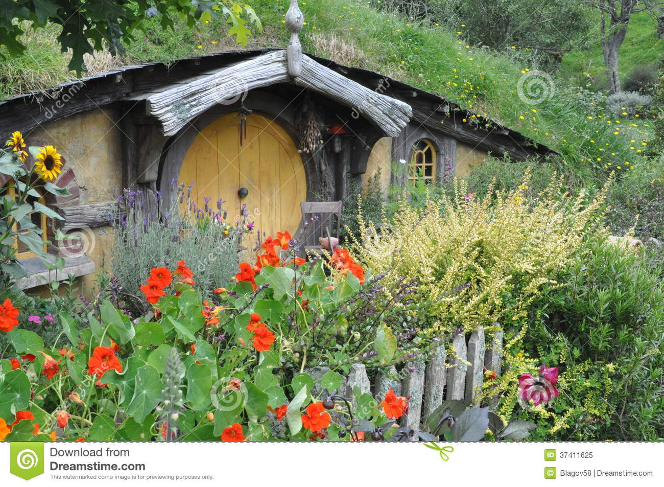 Hobbit Haus
 Hobbit Haus redaktionelles bild Bild von baum hobbit