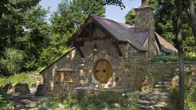 Hobbit Haus
 Hobbithaus Original reues Hobbit Haus gebaut – wohnen
