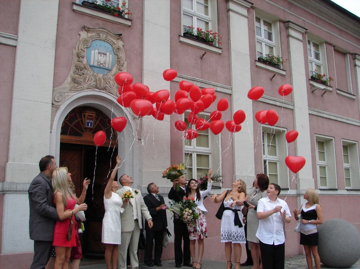 Hochzeit Ballons Steigen Lassen
 Vor dem Standesamt