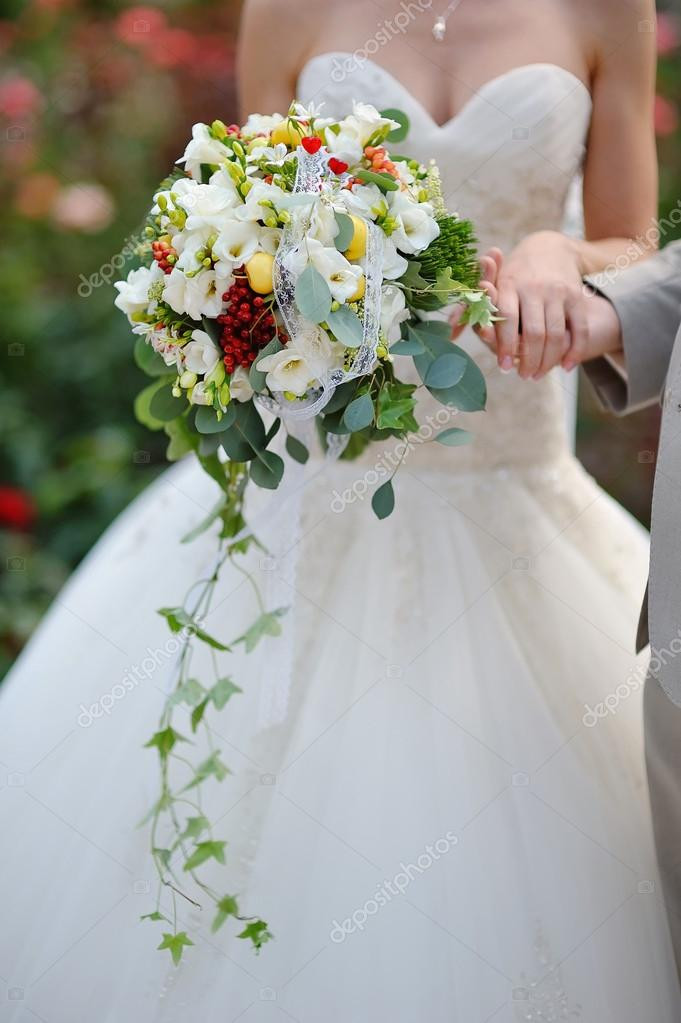 Hochzeit Blumenstrauß
 Braut Hochzeit Blumenstrauß aus Rosen und bunte Blumen