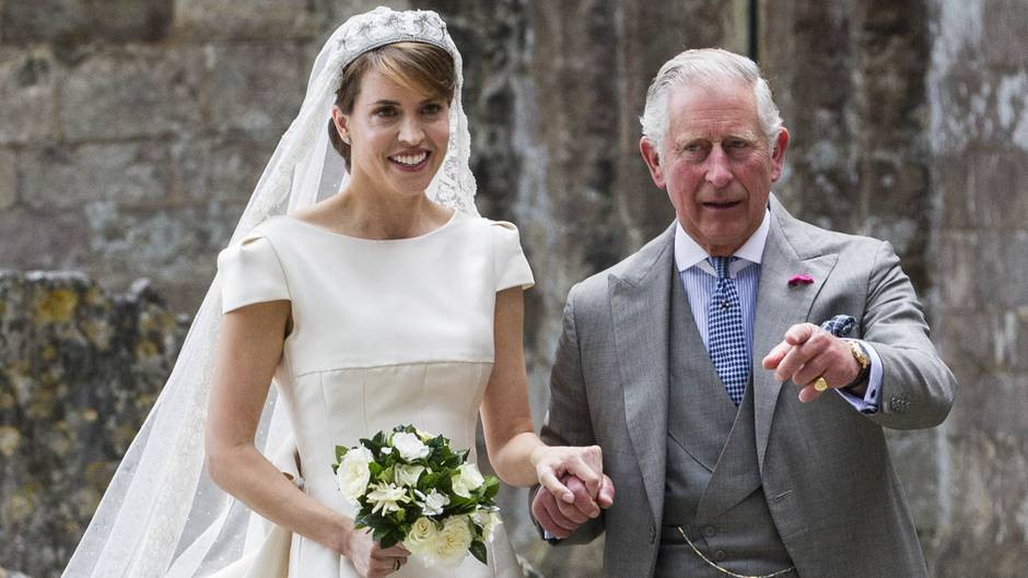 Hochzeit Diana Und Charles
 Prinz Charles geleitet Lady Dianas Patentochter zum