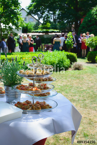 Hochzeit Draußen
 "hochzeit catering draußen" photo libre de droits sur la