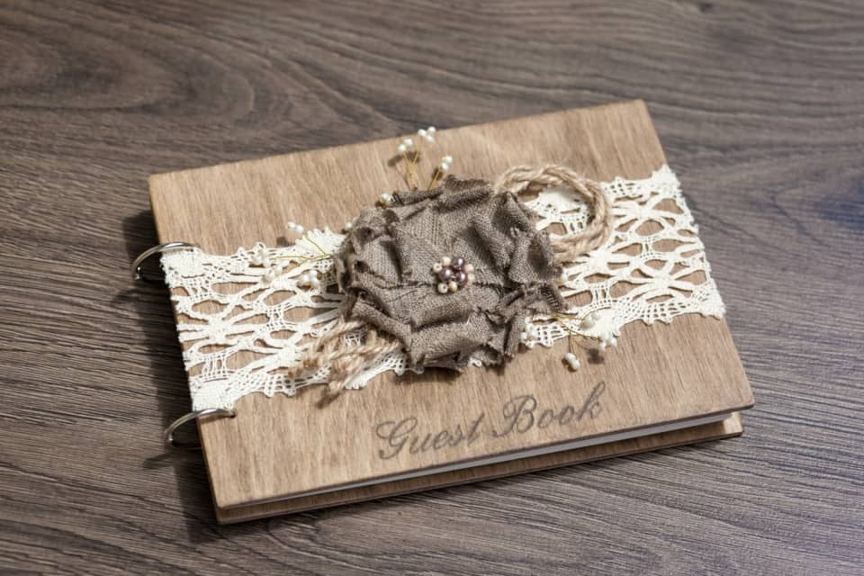 Hochzeit Gästebuch Holz
 Gästebuch Hochzeit aus Holz mit Gravur Spitze