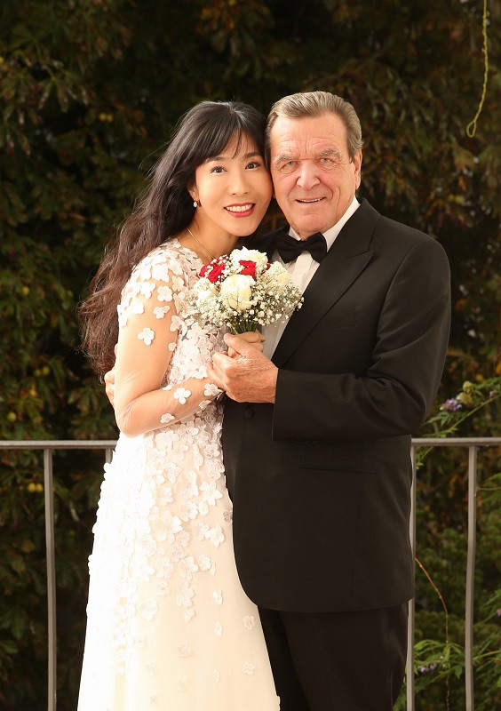 Hochzeit Gerhard Schröder
 Altkanzler Gerhard Schröder veröffentlicht Hochzeitsfoto