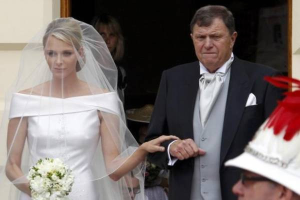 Hochzeit In Monaco
 Hochzeit in Monaco Charlene Wittstock trägt ein Kleid von