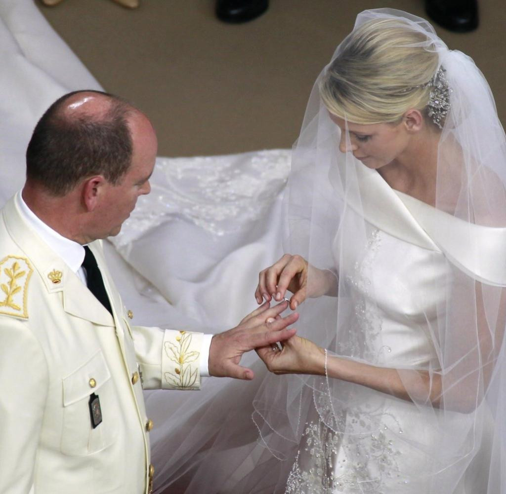 Hochzeit In Monaco
 Monaco 2011 Vor dem Traualtar wirkt Charlene wie