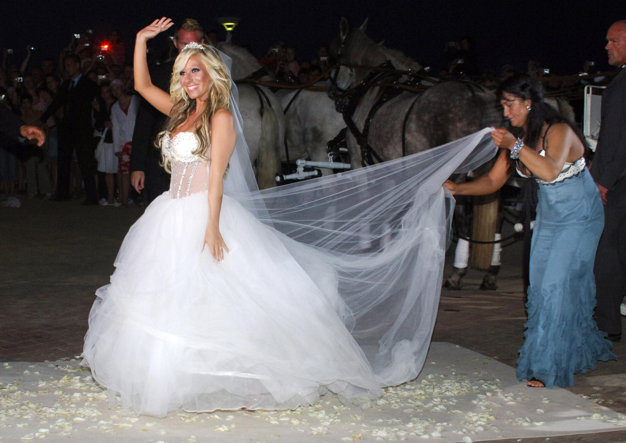 Hochzeit Katzenberger
 Daniela Katzenberger Fotos ihres Wunsch Hochzeitskleides