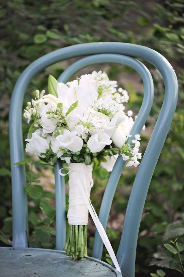 Hochzeit Kleines Budget
 Milles Fleurs Brautstrauß Strukturstrauß creme weiß grün