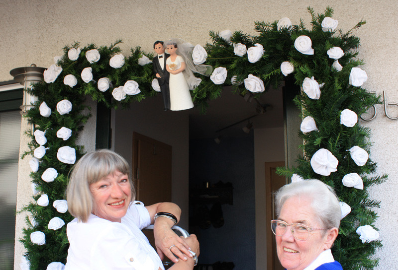 Hochzeit Kränzen
 Kränzen und Nachbarschaftsparty