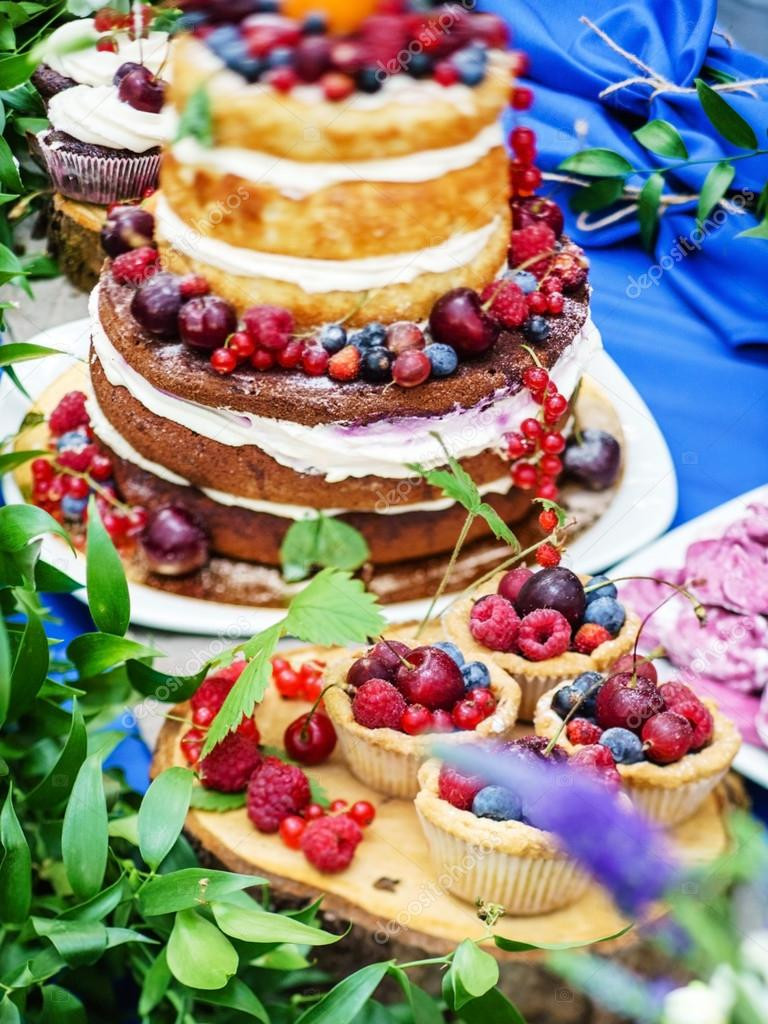 Hochzeit Kuchen
 Nackte Hochzeit Kuchen und Muffins mit Beeren — Stockfoto