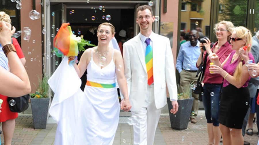 Hochzeit Lesben
 „Atheistisch und lesbisch – dann landete ich in einem