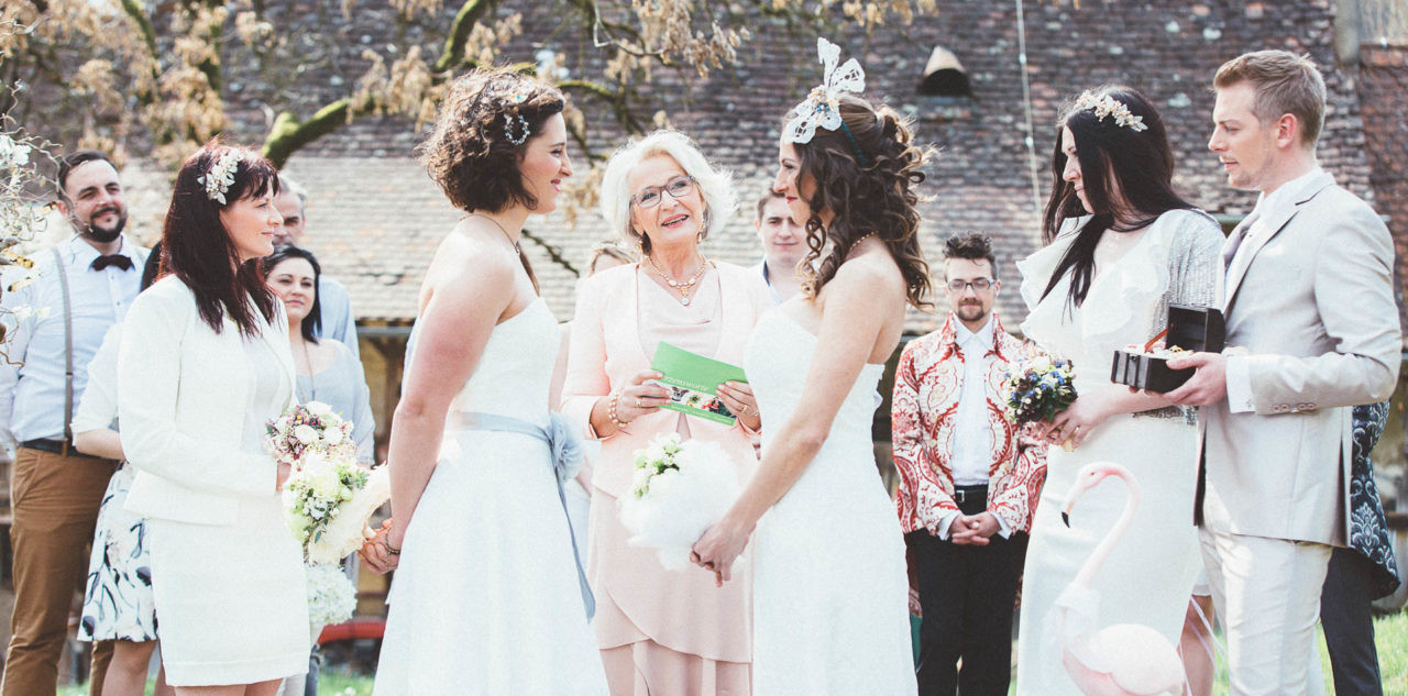 Hochzeit Lesben
 Zwei Brautkleider für eine lesbische Hochzeit