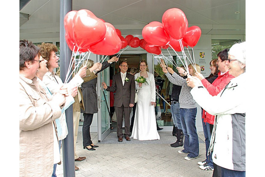 Hochzeit Luftballons
 Die Ballondrucker Dekoset Spalier aus Herzluftballons