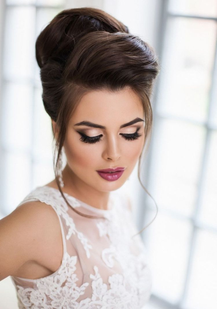 Hochzeit Make Up
 auffälliges make up für braut kunstwimpern lila