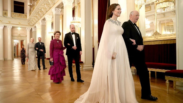 Hochzeit Meghan Kleid
 Zwei Royaldamen zwei Looks Hält sich Meghan Markle für