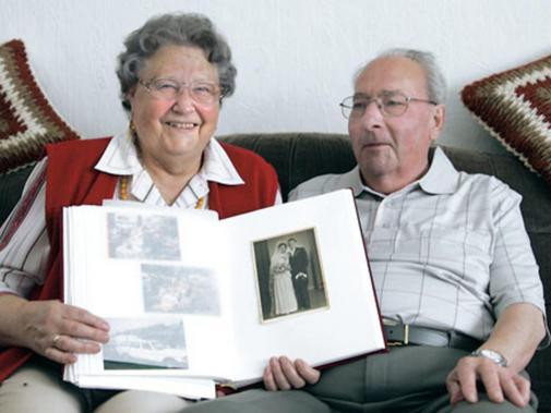 Hochzeit Nach Jahren
 Diamantene Hochzeit – Nach 60 Jahren vom Auto auf Füße