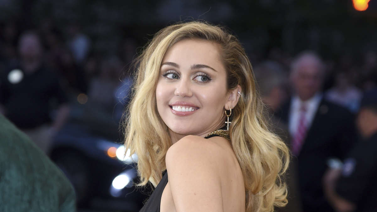 Hochzeit Nackt
 Miley Cyrus zeigt sich komplett hüllenlos „Du bist dir