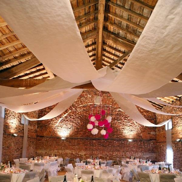 Hochzeit Raumdeko
 Raumdeko "Banner Vlies" weiß zur Hochzeitsdeko weddix