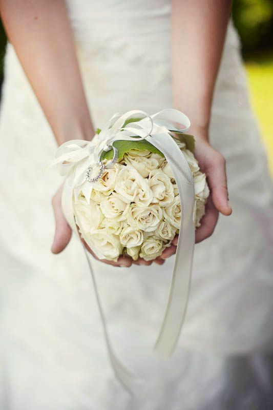 Hochzeit Ringkissen
 Ringkissen aus Blumen Rosen Kugel weiß