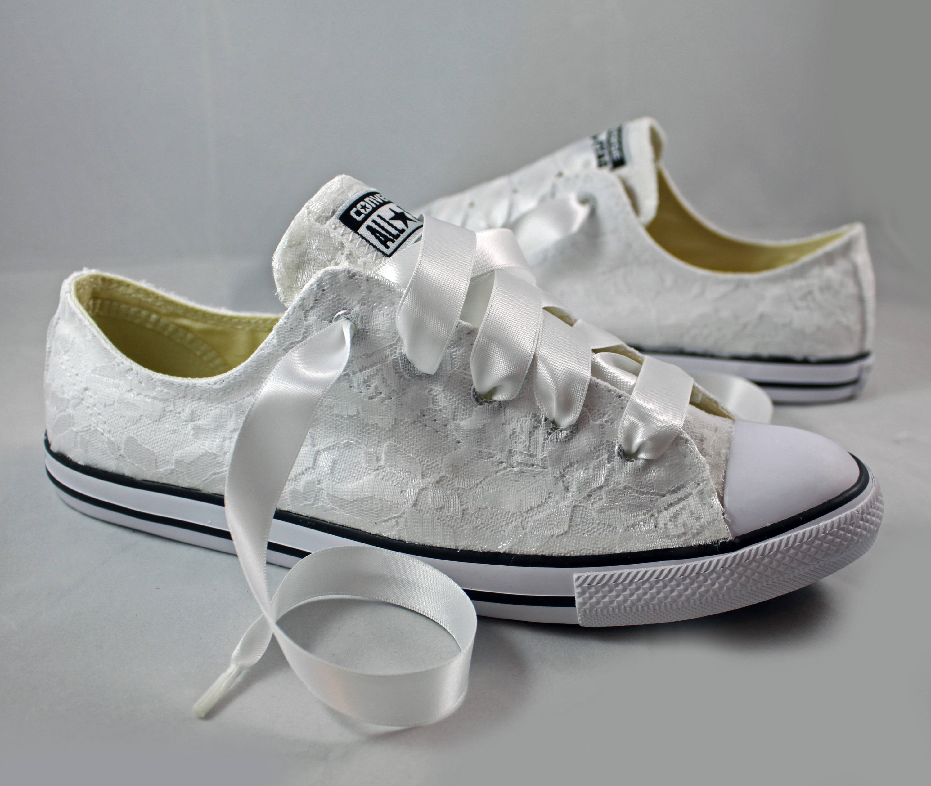 Hochzeit Sneaker
 Bridal Converses Lace Converse Wedding Tennis shoes