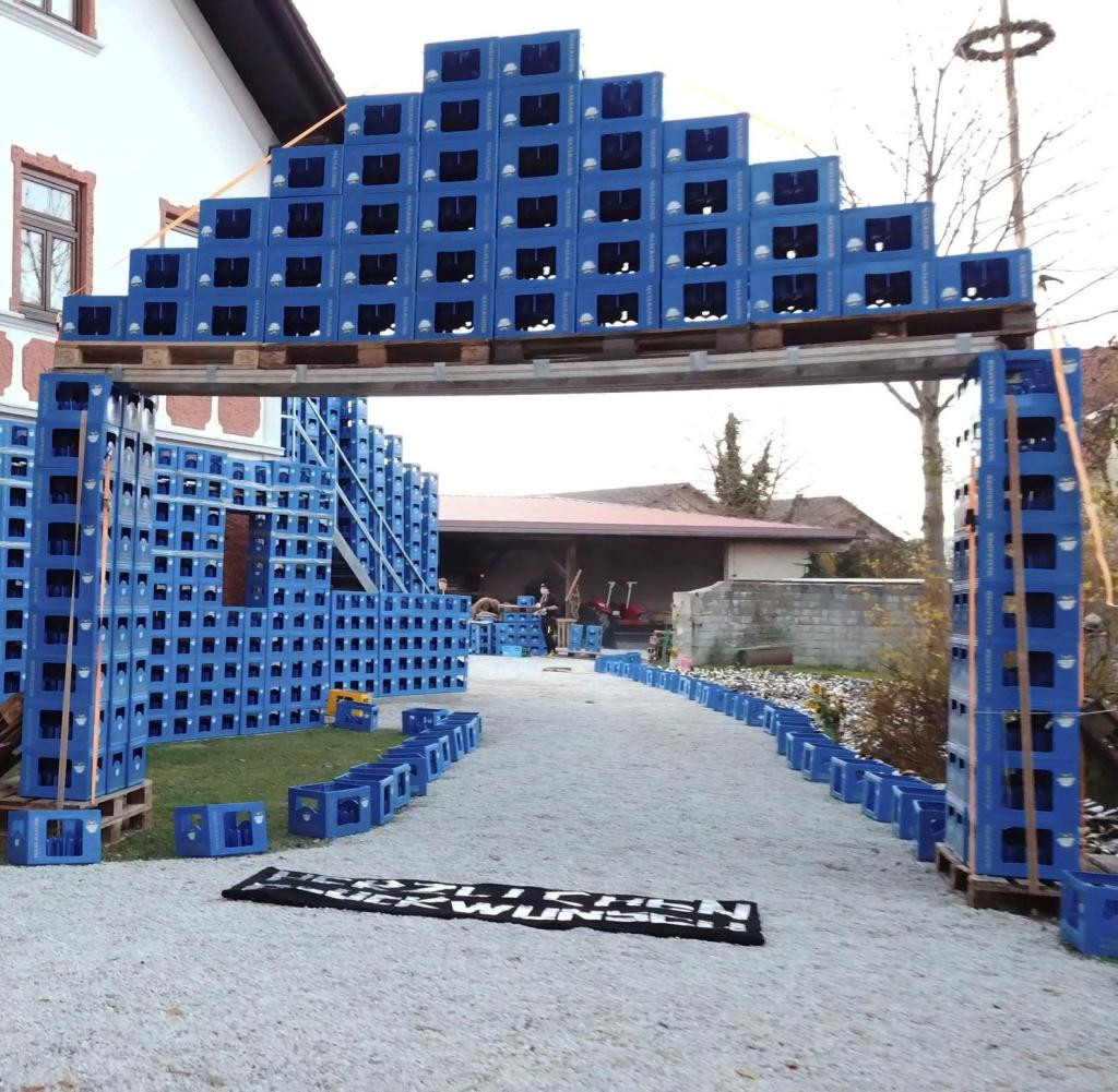 Hochzeit Überraschung
 Nach der Hochzeit Brautpaar findet 30 000 Bierflaschen im