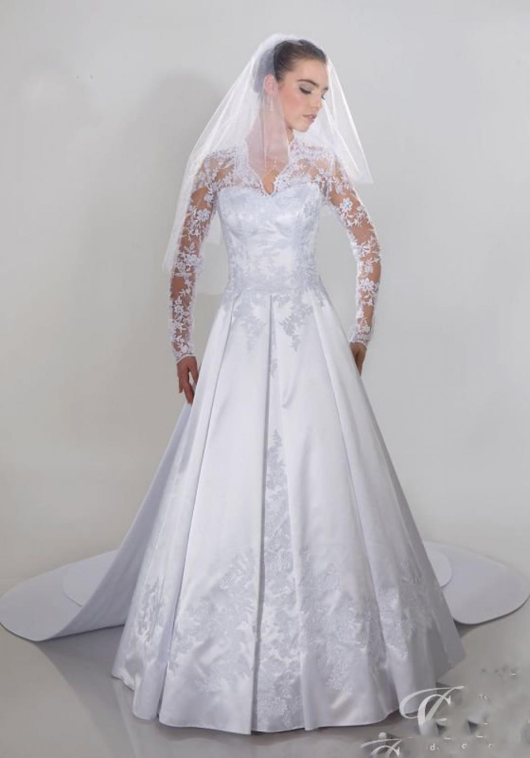 Hochzeitskleid Ärmel
 Brautkleid abnehmbare Schleppe und lange Ärmel