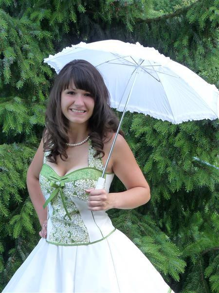 Hochzeitskleid Grün
 Brautkleid zum Petticoat creme grün Fliederblüten 50er