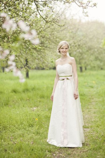 Hochzeitskleid Grün
 hochzeitskleid mit weitem rock mit raffung breitem gürtel