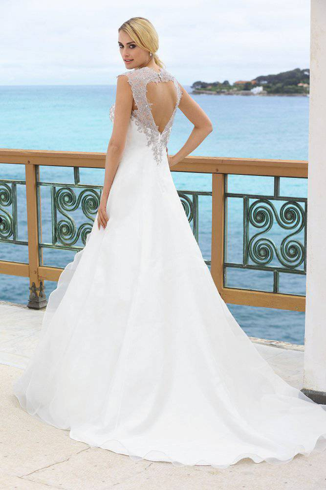 Hochzeitskleid Mit Schleppe
 Ladybird Hochzeitskleid mit Schleppe inkl Reifrock Ivory