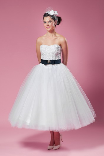 Hochzeitskleid Schwarz Weiß
 Verspieltes Rockabella Brautkleid mit Gürtel Schwarz weiß