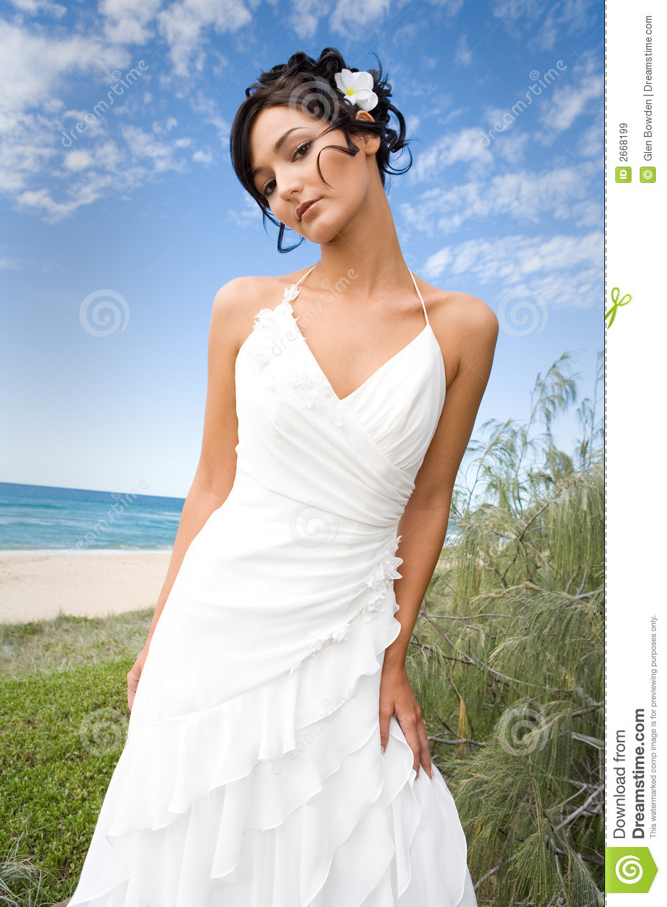 Hochzeitskleid Strand
 Braut Im Hochzeitskleid Auf Strand Stockbild Bild von