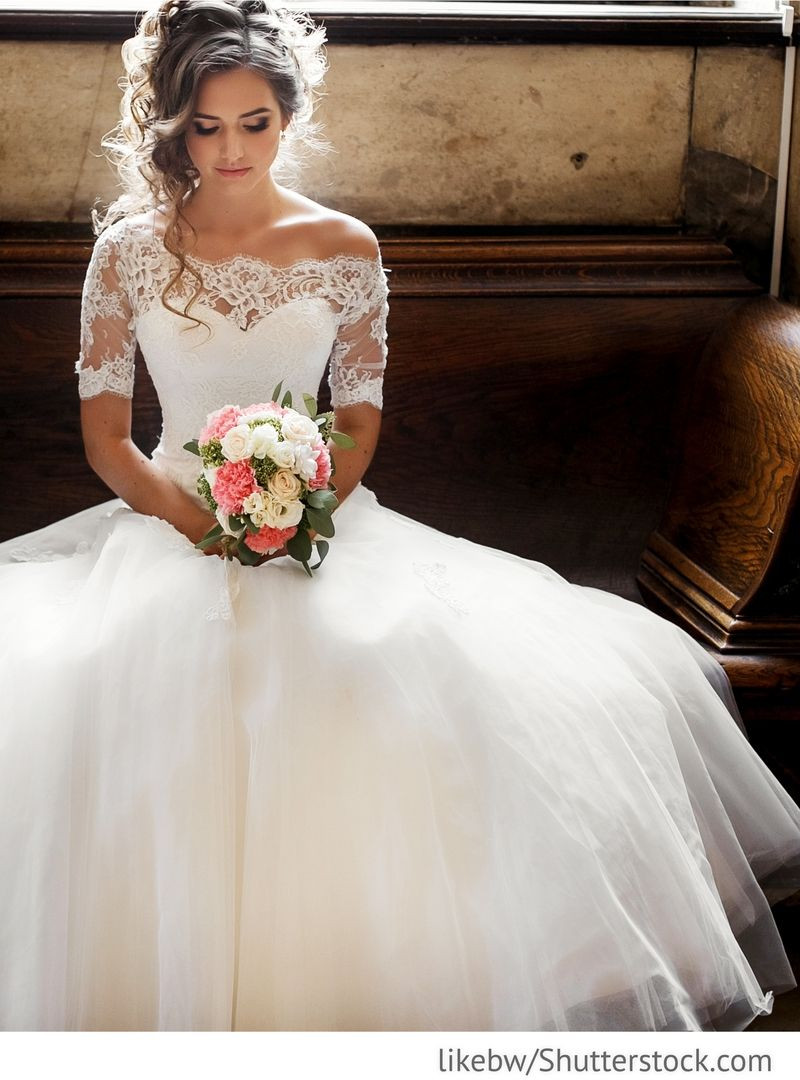 Hochzeitskleid
 Braut im eleganten Hochzeitskleid für russische Hochzeiten