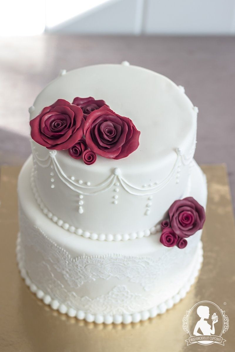 Hochzeitstorte 2 Stöckig
 Vintage wedding cake bordeaux roses white lace