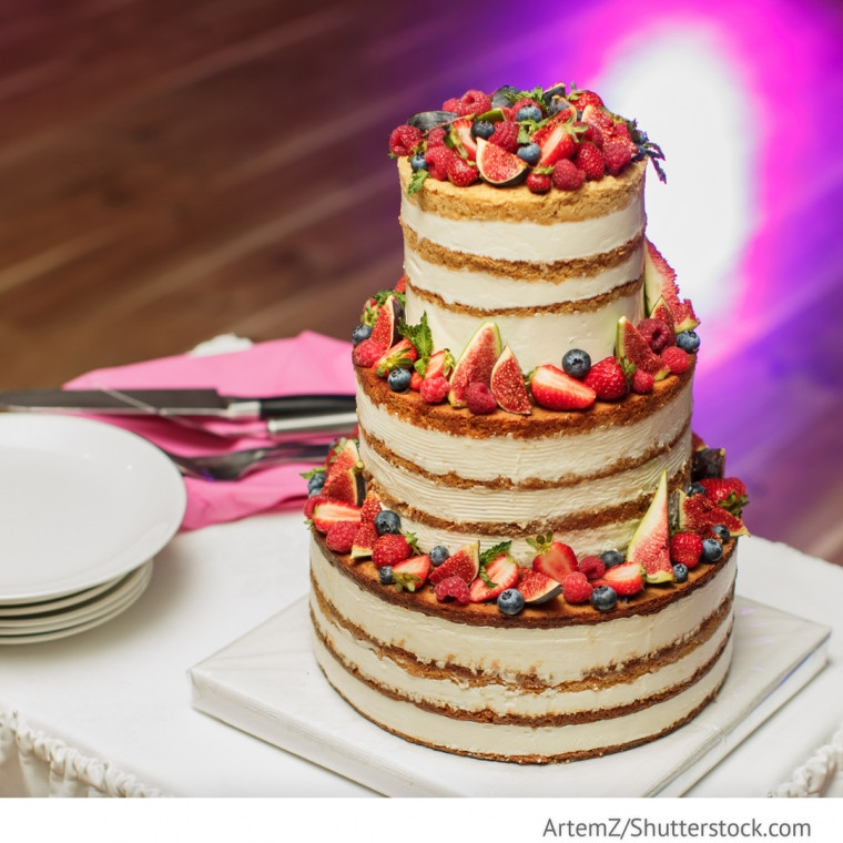 Hochzeitstorte 3 Stöckig
 Cremige Hochzeitstorte mit Obst und Beeren 3 stöckig