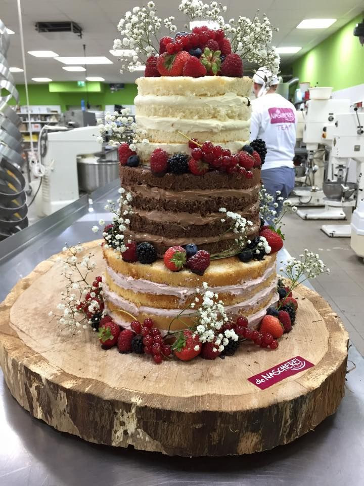 Hochzeitstorte 3 Stöckig
 Nakedcake auf Holzplatte Obst und Schleierkraut