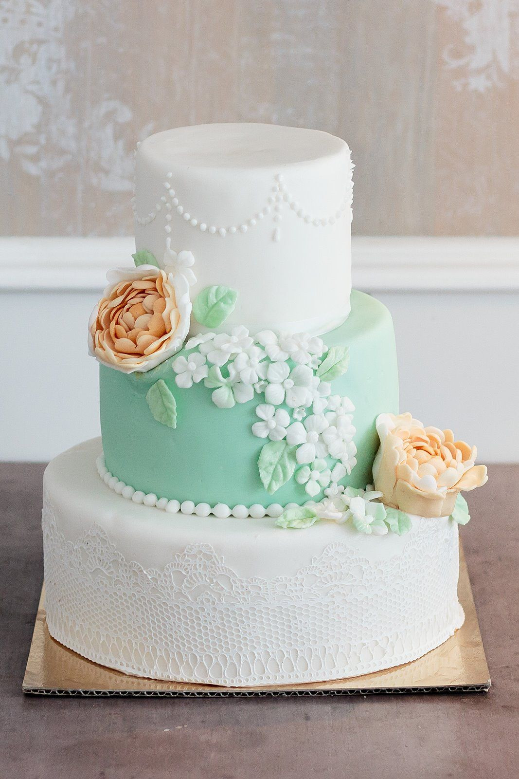 Hochzeitstorte Apricot
 Vintage wedding cake mint apricot peonies white