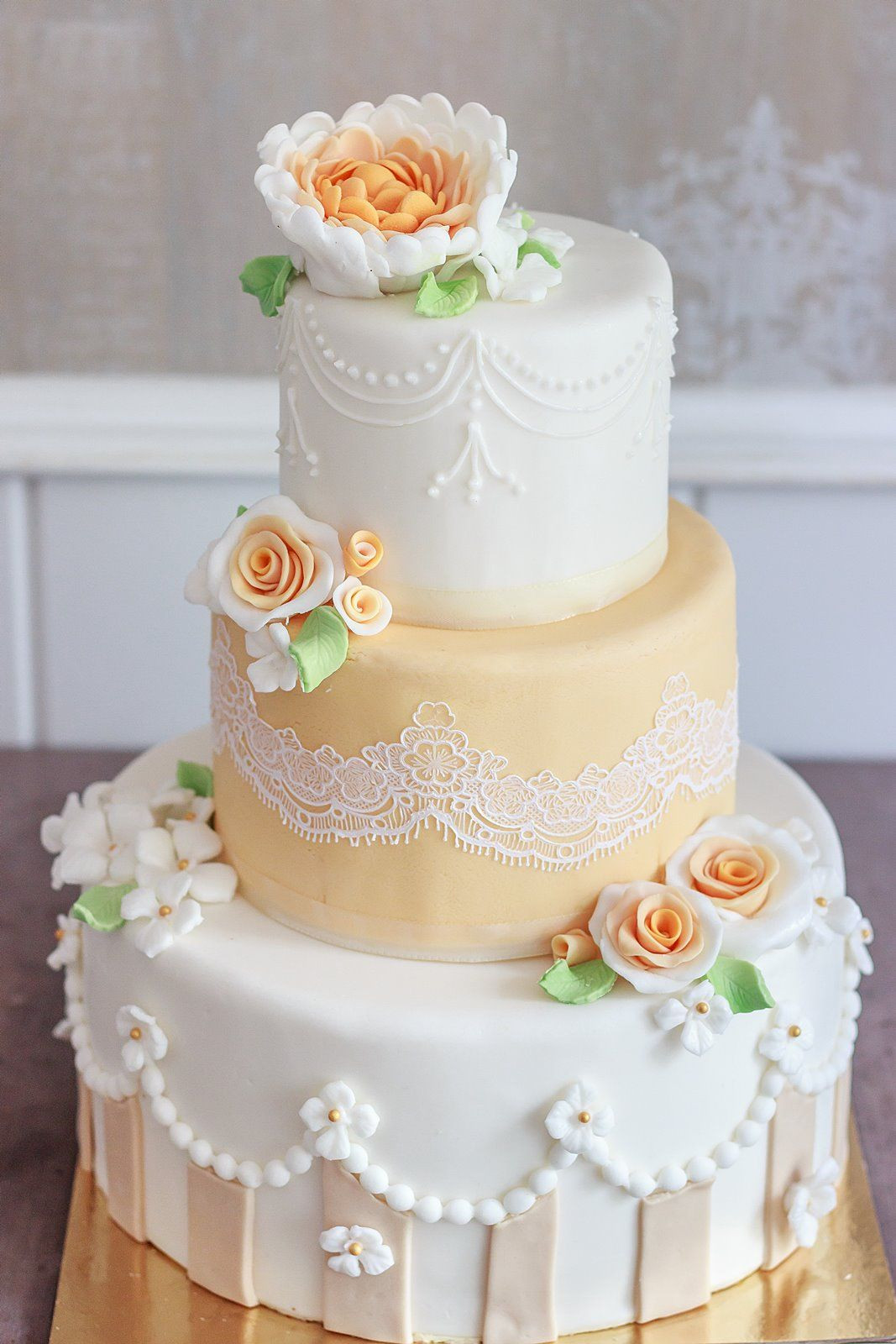 Hochzeitstorte Apricot
 Vintage wedding cake apricot peony roses white lace